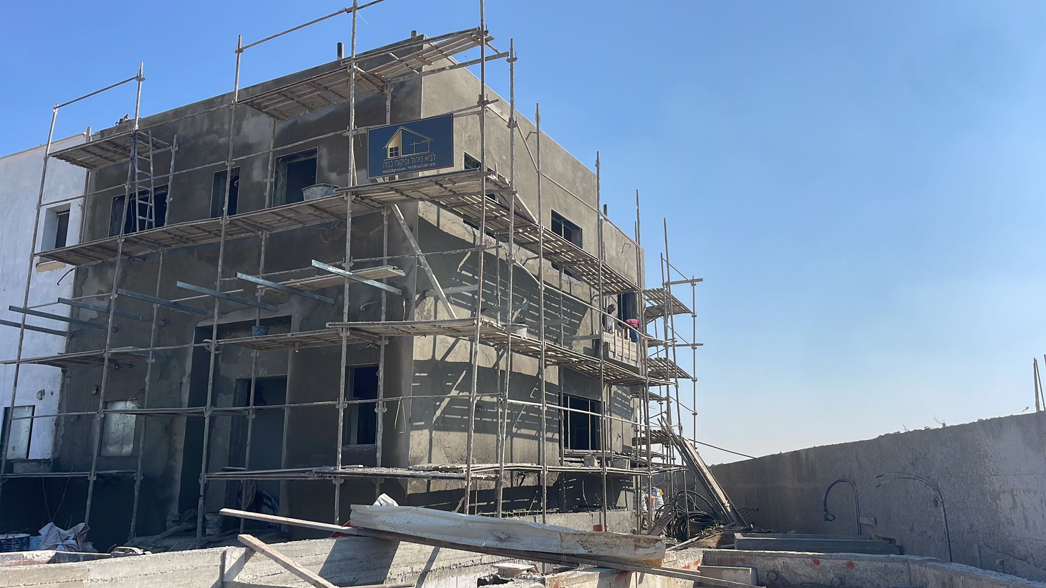 דו משפחתי עם בריכה בגדרה